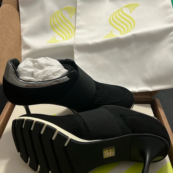 Shoes - Sneex sneaker heals brand new with packaging size 8